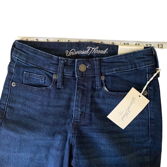 Universal Thread NWT Womens High-Rise Bermuda Blue Jean Shorts Size 00 24” Waist - Picture 3 of 8